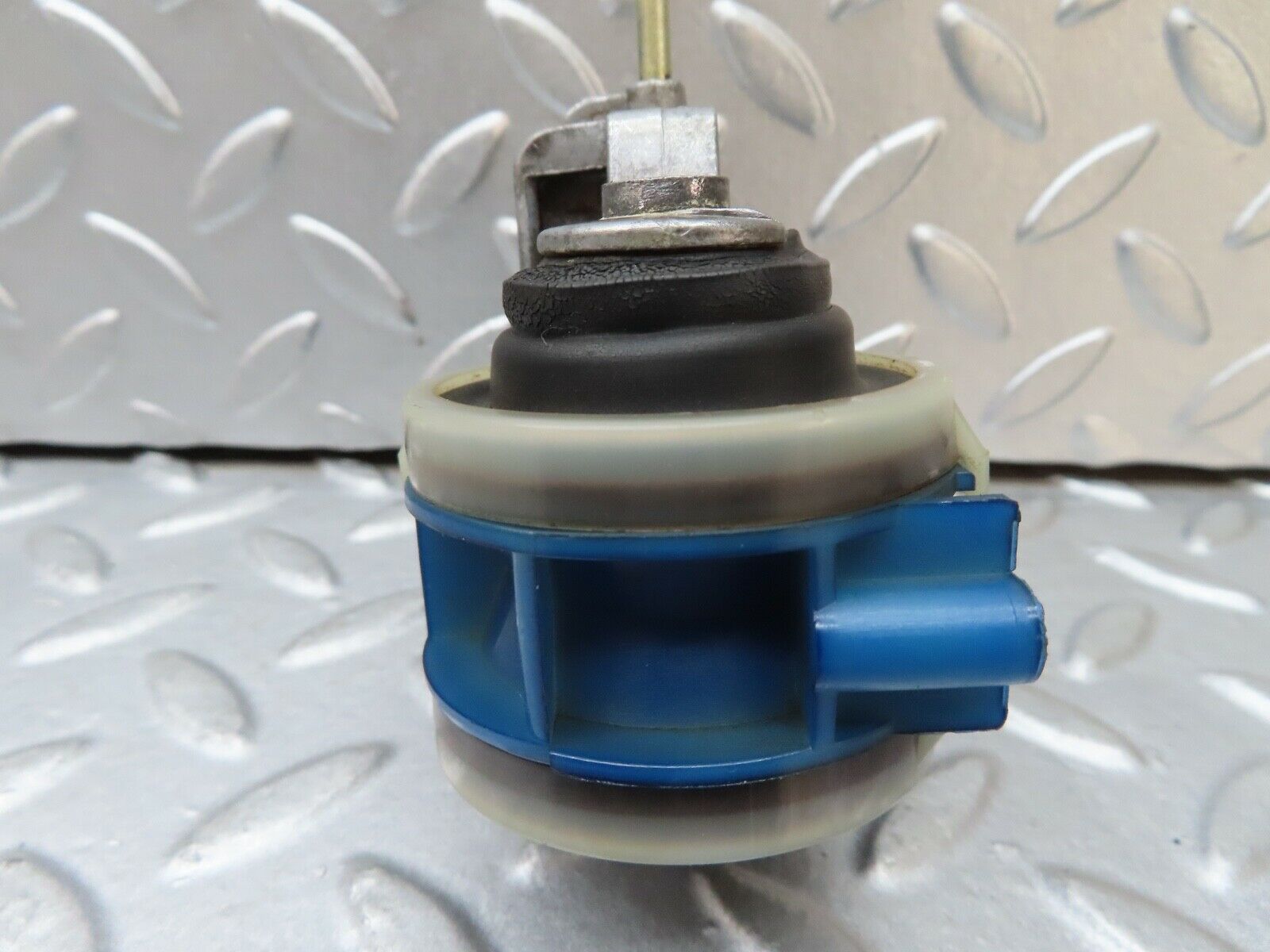 17560 Mercedes-Benz W116 450SEL Rear Right Door Lock Vacuum Actuator