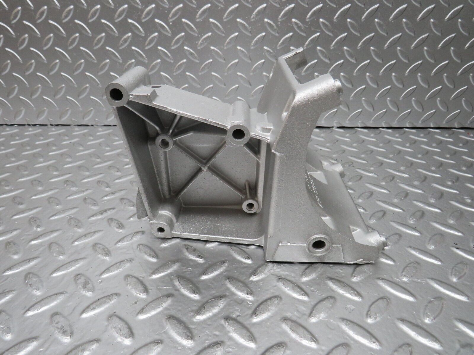 24991 Mercedes-Benz W140 S320 Air Con Compressor Bracket 1042360130