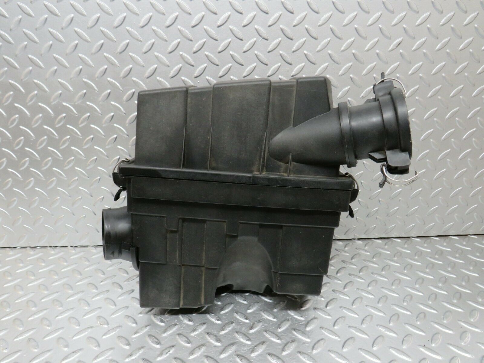 24356 Mercedes-Benz S124 220TE Wagon Air Filter Housing 1110940102