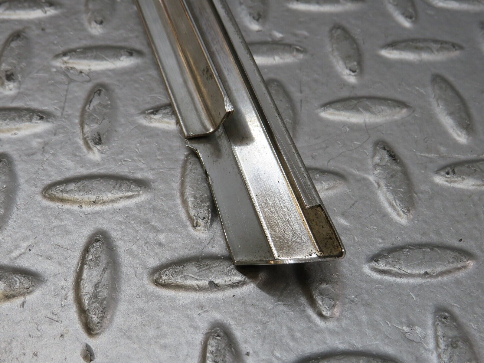 36295 Mercedes-Benz W126 420SE Rear Left Door Chrome Moulding Trim