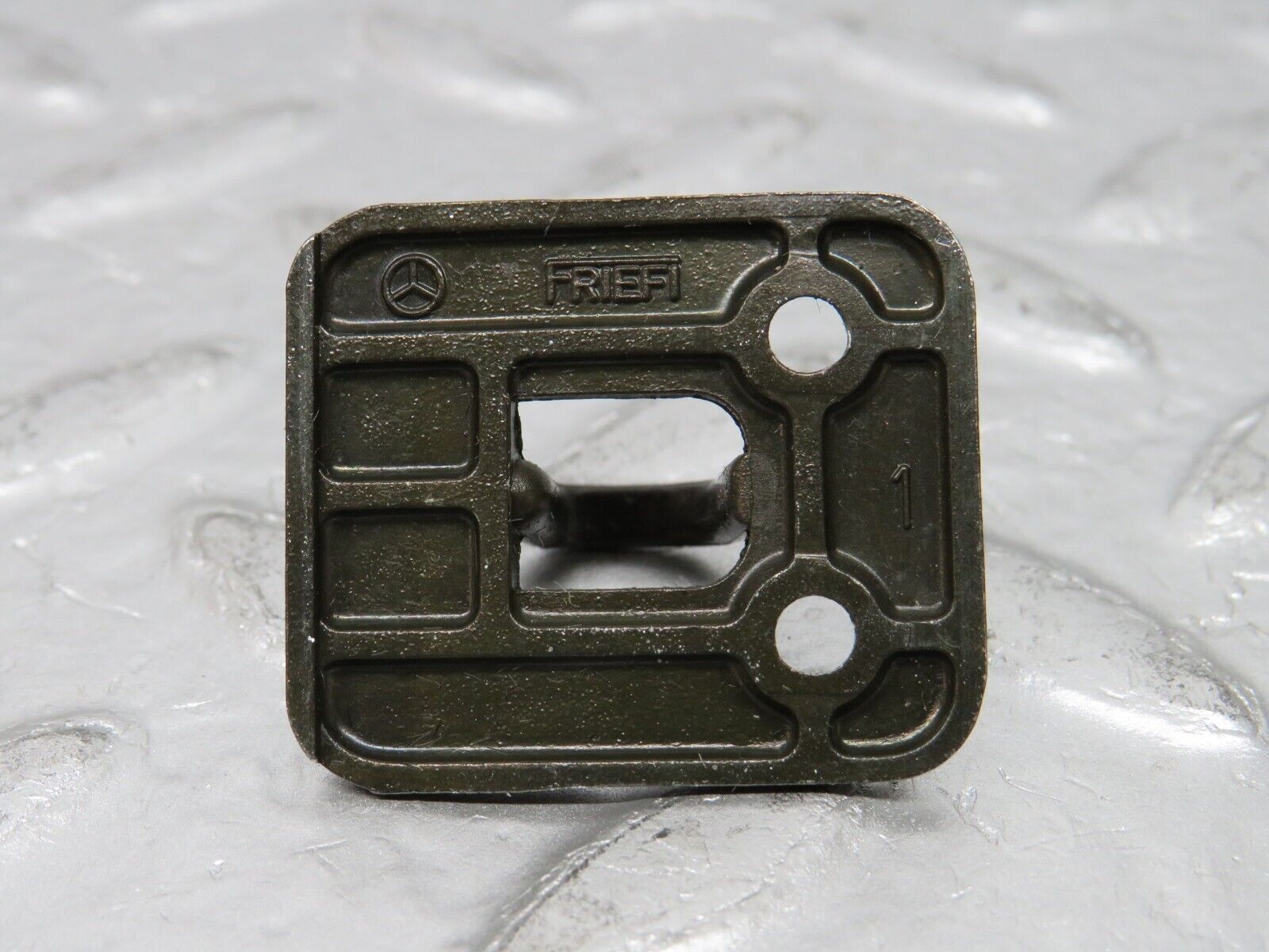 31358 Mercedes-Benz S124 220TE Wagon Glove Box Door Lock Latch