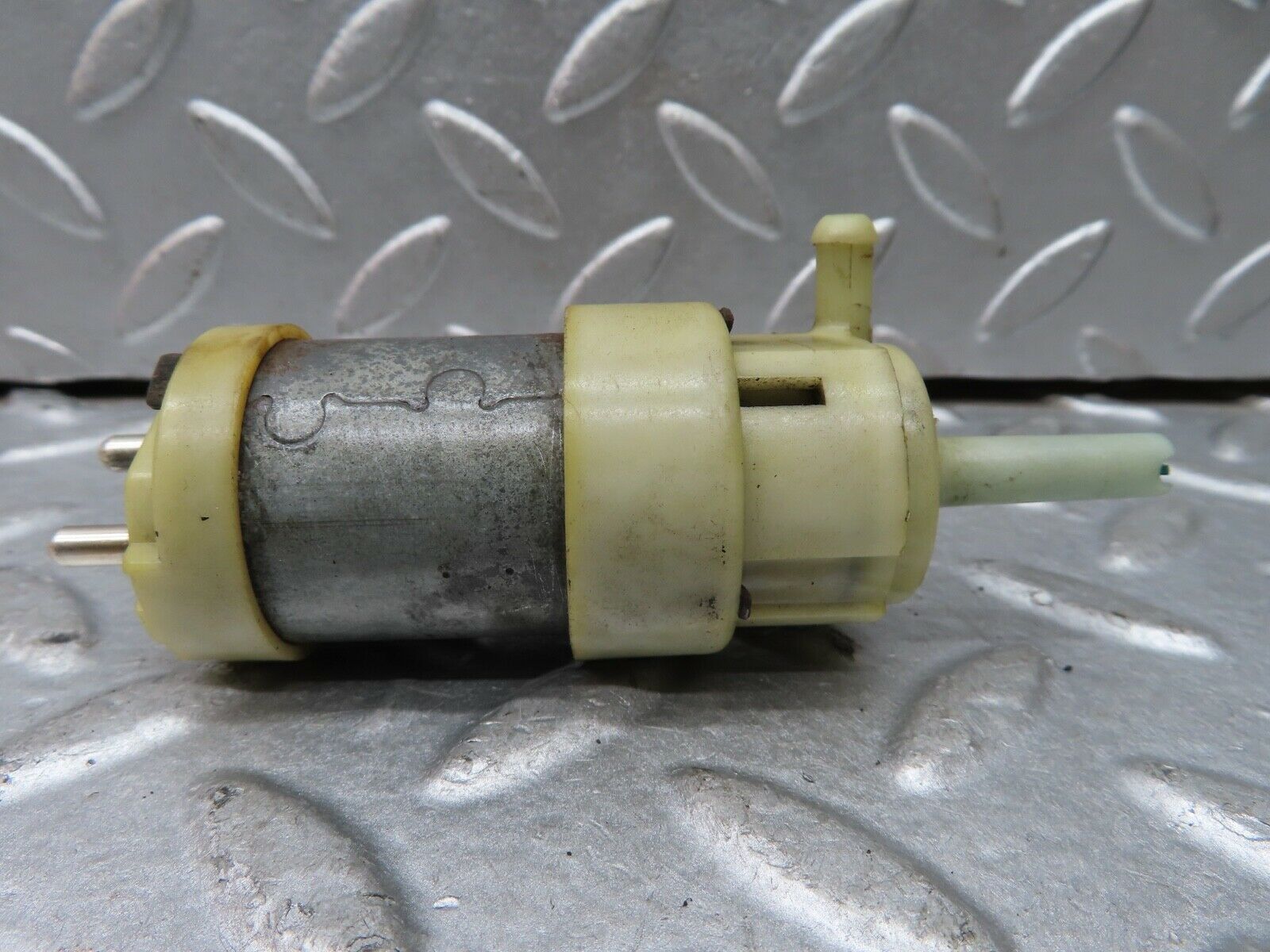 19174 Mercedes-Benz W123 300D Windscreen Washer Pump