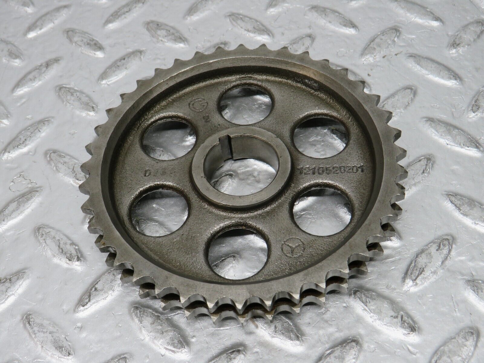 0272 Mercedes-Benz W123 220D Camshaft Timing Gear 1210520201