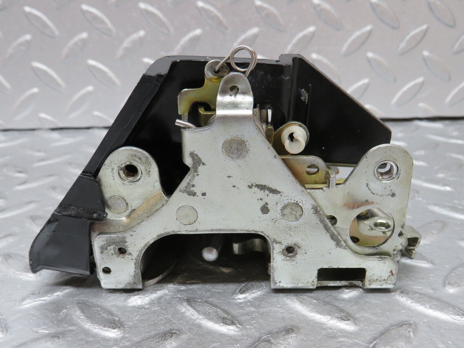 36044 Mercedes-Benz W126 420SE Rear Left Door Lock Mechanism 1237330108