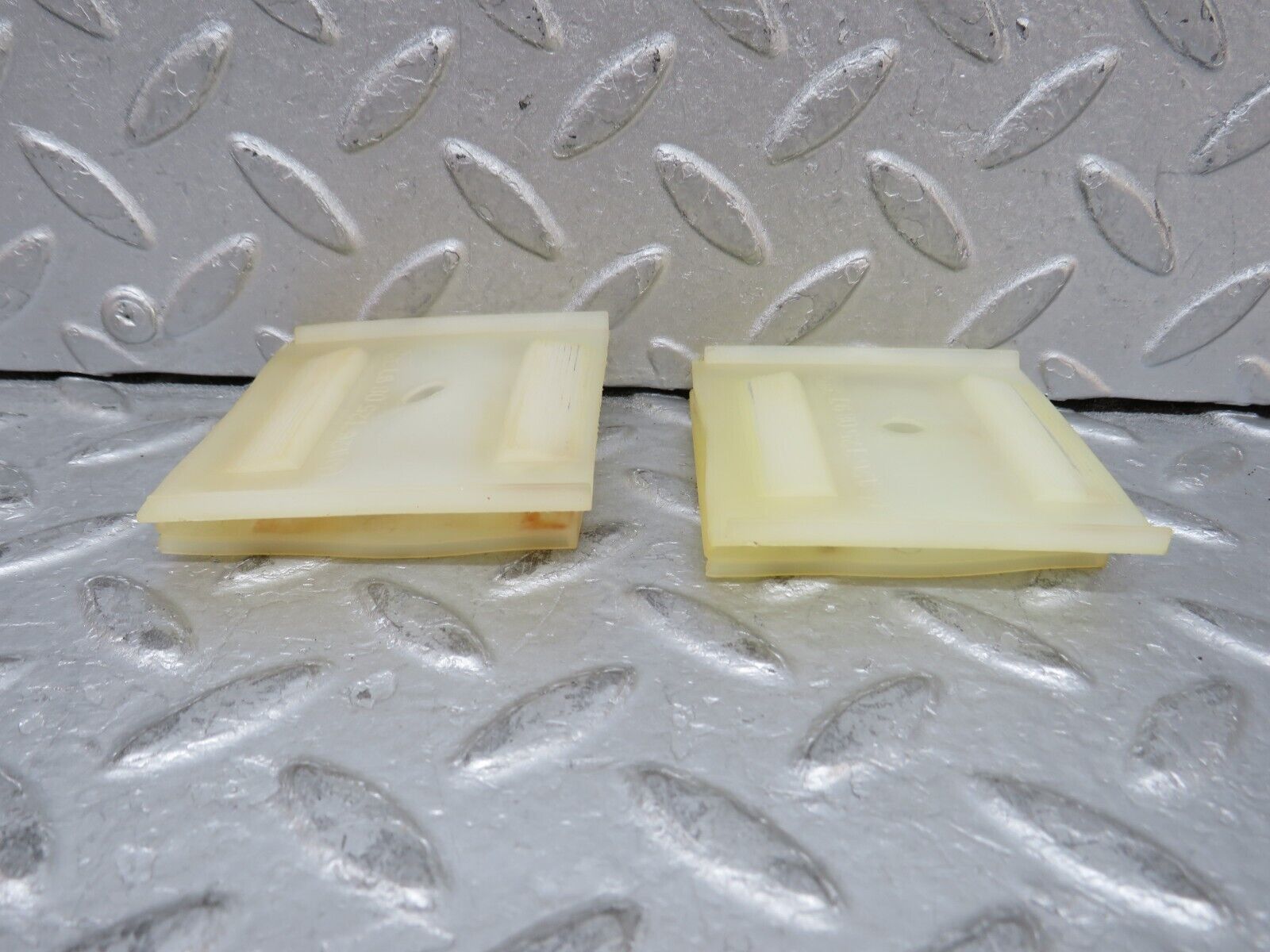 37816 Mercedes-Benz A124 320E Cabriolet Door Window Guide Bracket Plastic 2x 1267250897