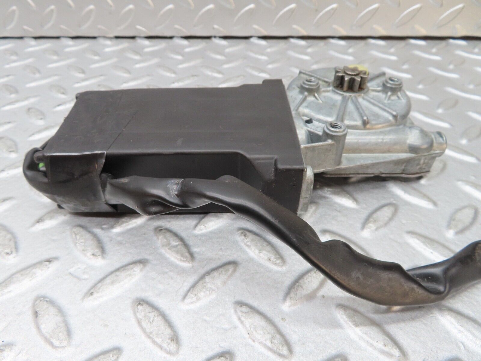 17551 Mercedes-Benz W116 450SEL Rear Left Window Regulator Motor 0130820063