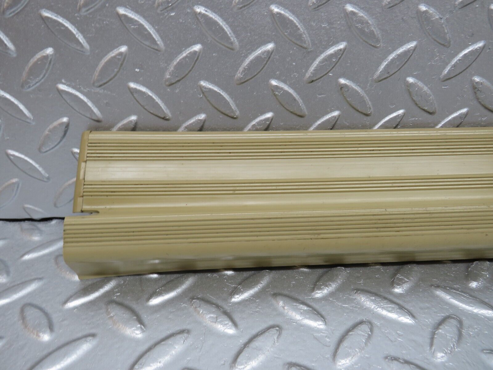 33982 Mercedes-Benz W124 260E Front Right Door Sill Beige