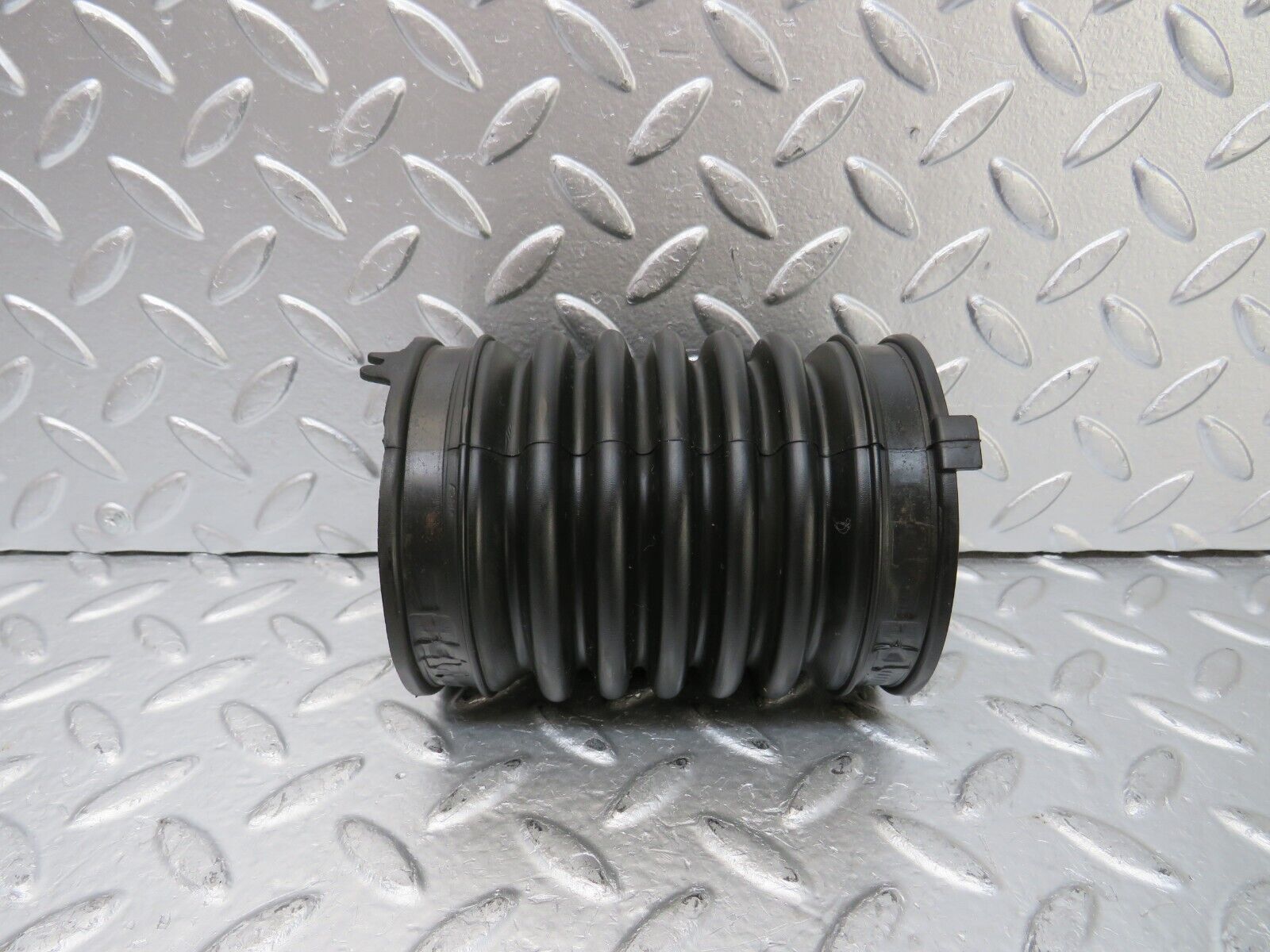 25768 Mercedes-Benz W124 280E Air Intake Hose 1040940191