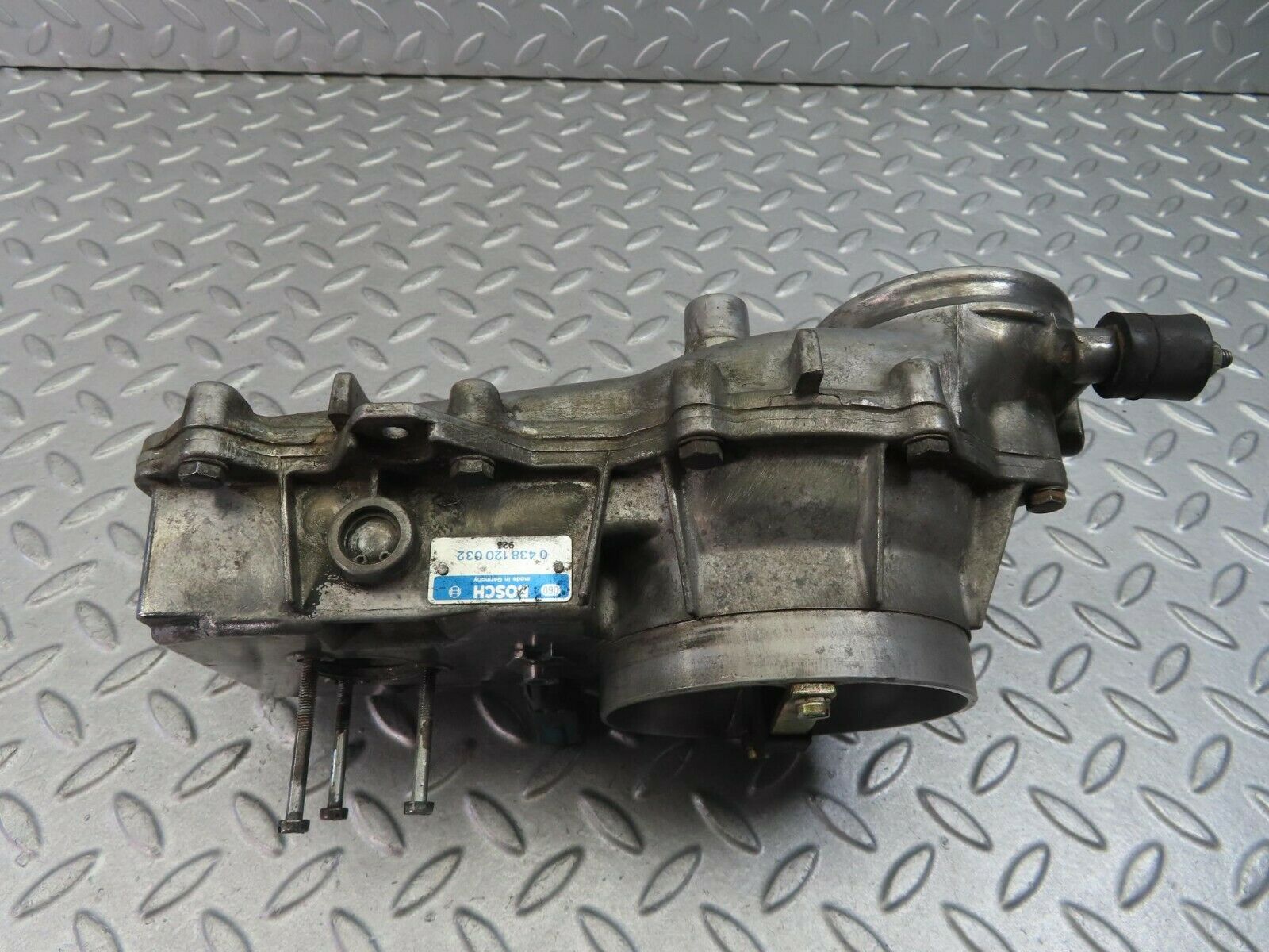 8519 Mercedes-Benz W123 Air Flow Mass Meter Sensor Bosch 0438120032