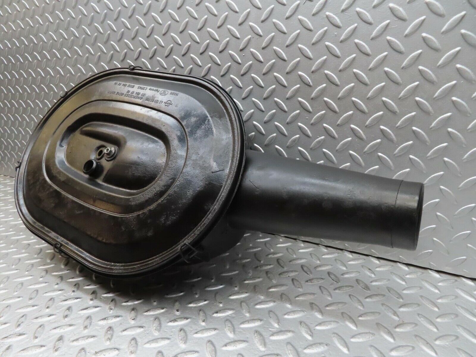 15893 Mercedes-Benz W123 280E Air Filter Box Housing 0110949702