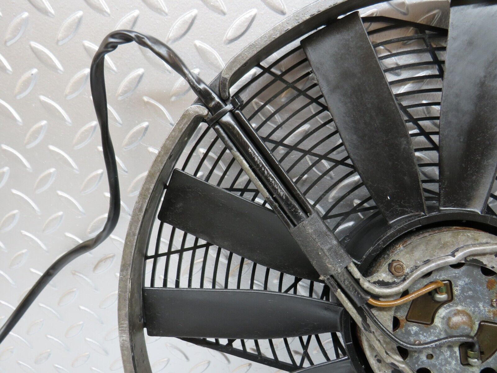 32430 Mercedes-Benz S124 300TE Wagon Engine Cooling Fan