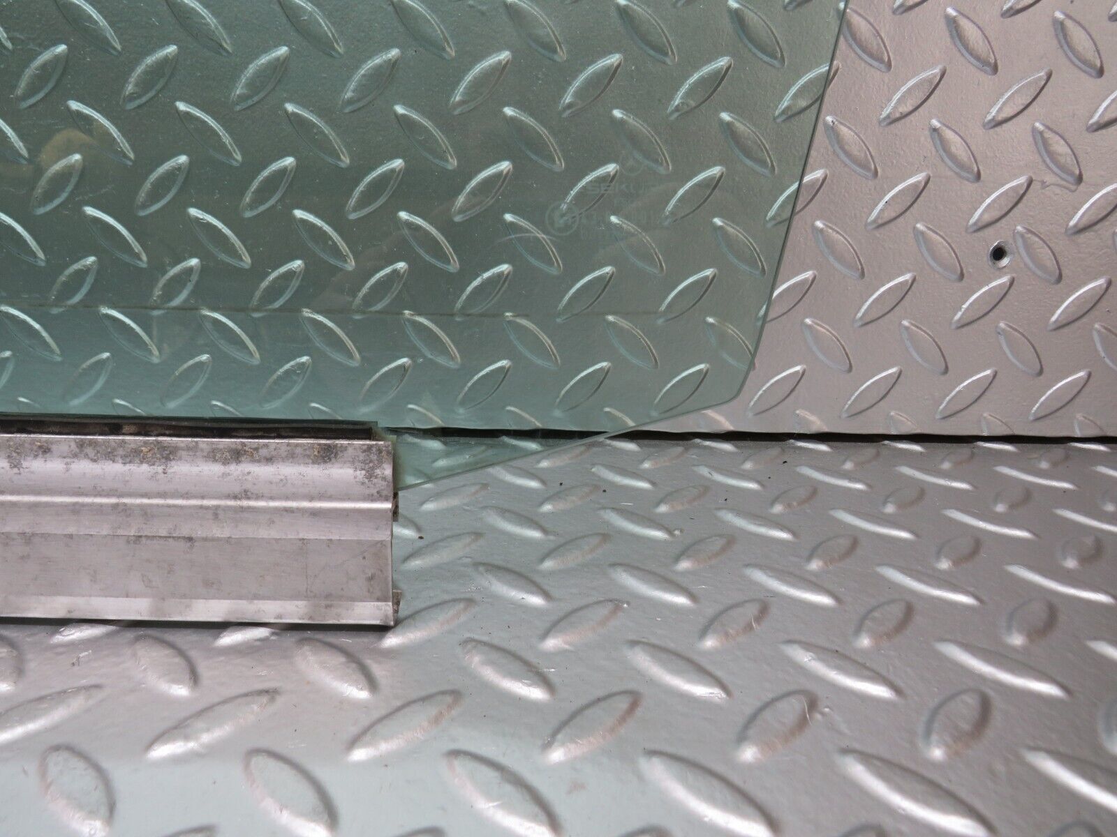 25148 Mercedes-Benz W201 190D Front Left Door Window Glass