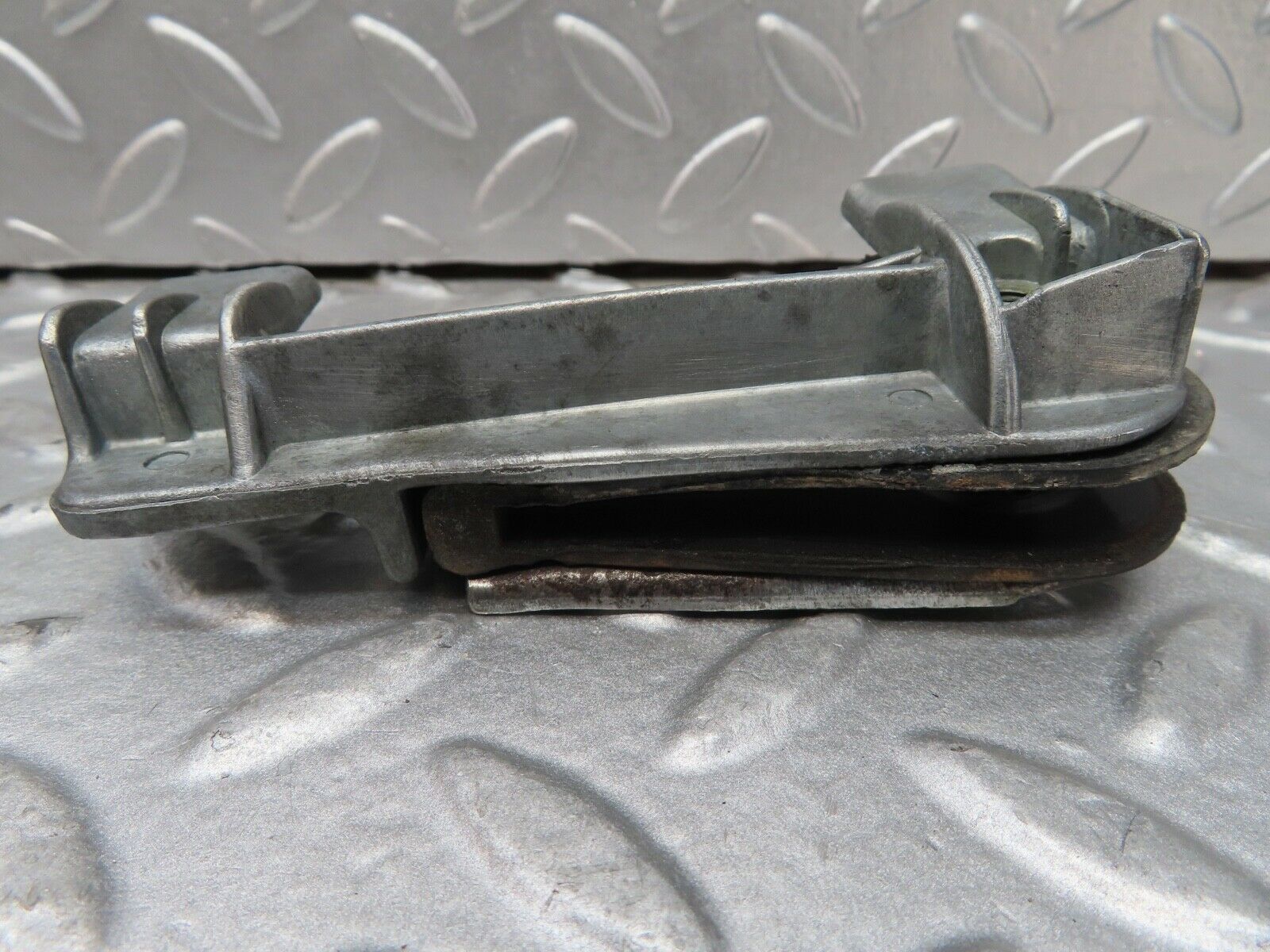 16928 Mercedes-Benz C123 280CE Coupe Door Glass Fixing Clip Left 1237250132