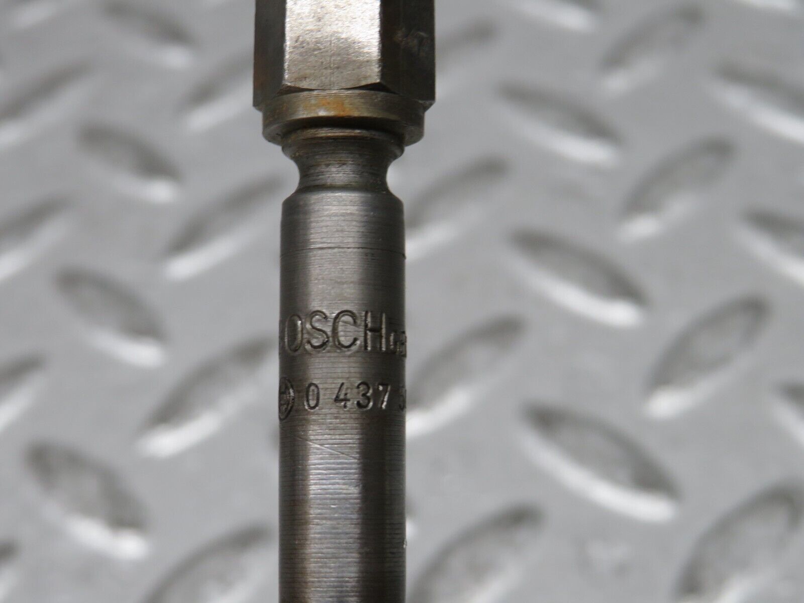 28662 Mercedes-Benz W123 230E Fuel Injector Bosch 0437502010