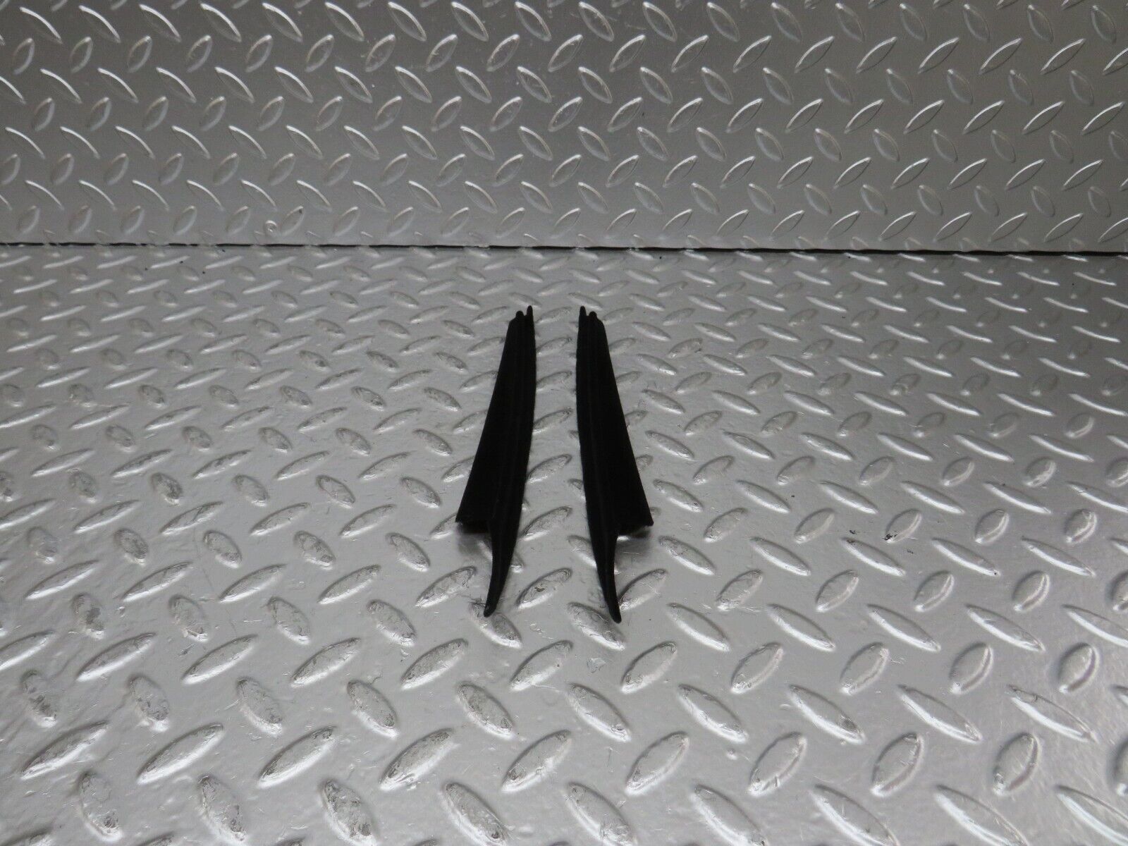 25043 Mercedes-Benz W140 S320 Front Door Window Trim Pair 1407250194 140725029