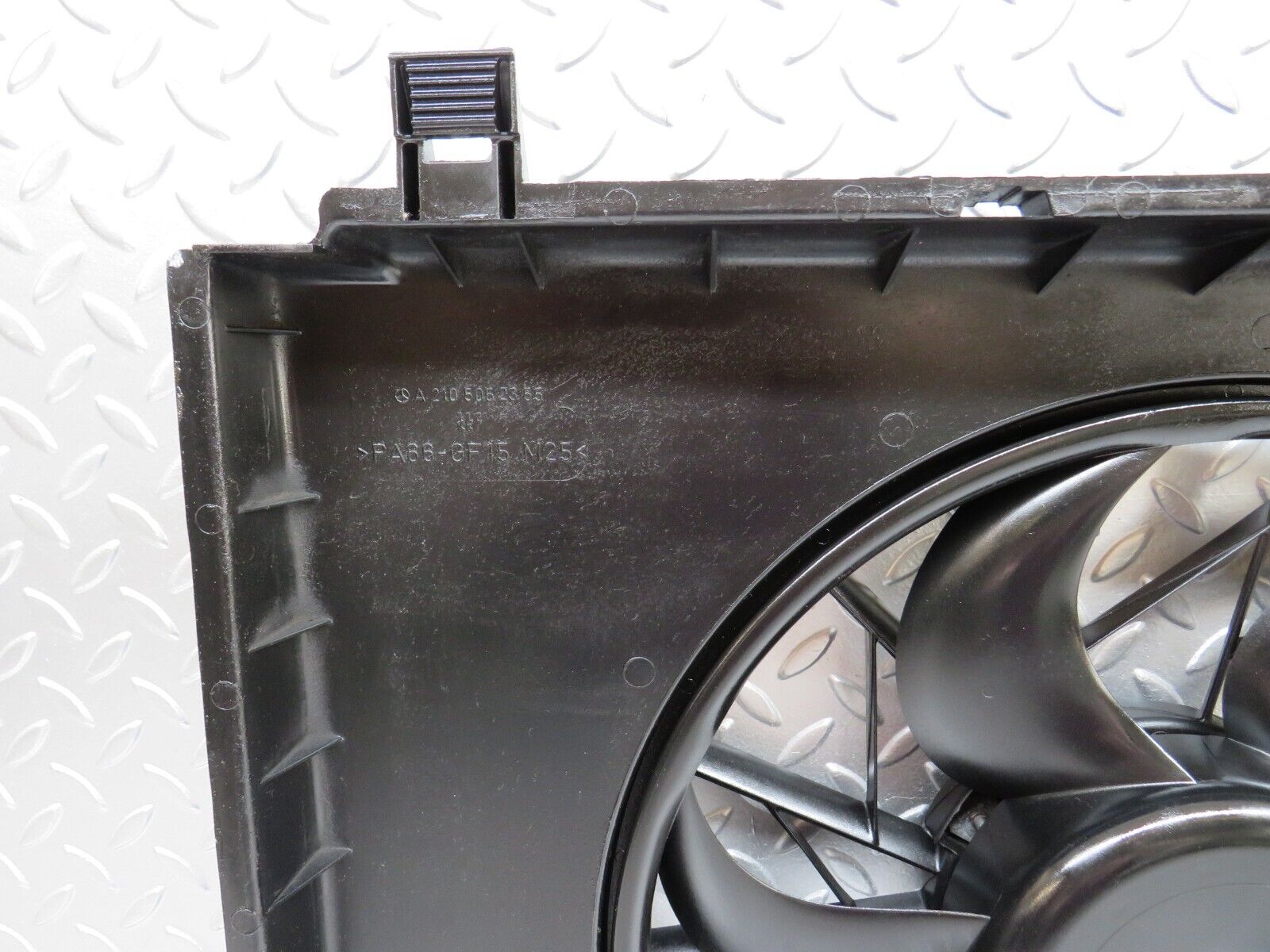 34734 Mercedes-Benz W210 320E Radiator Cooling Fan Bosch 2105052355 0130303227