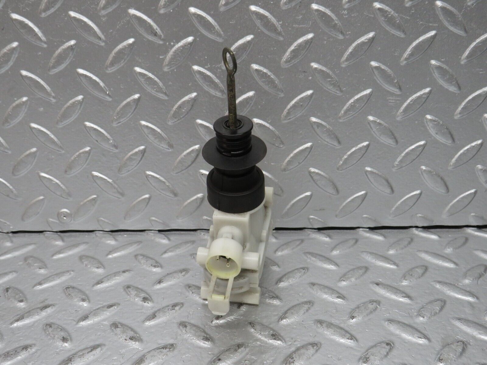 31638 Mercedes-Benz W201 190LE 1.8L Door Lock Vacuum Actuator Front Left