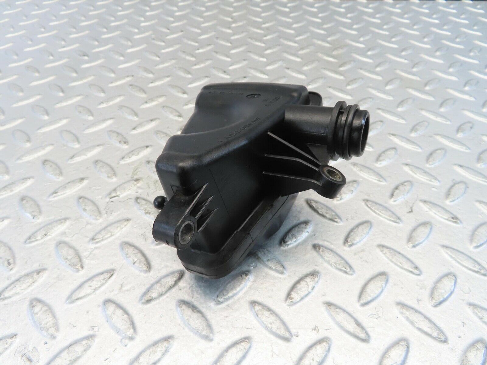 11221 Mercedes-Benz W221 S320 Air Intake Resonator Box 6421400087