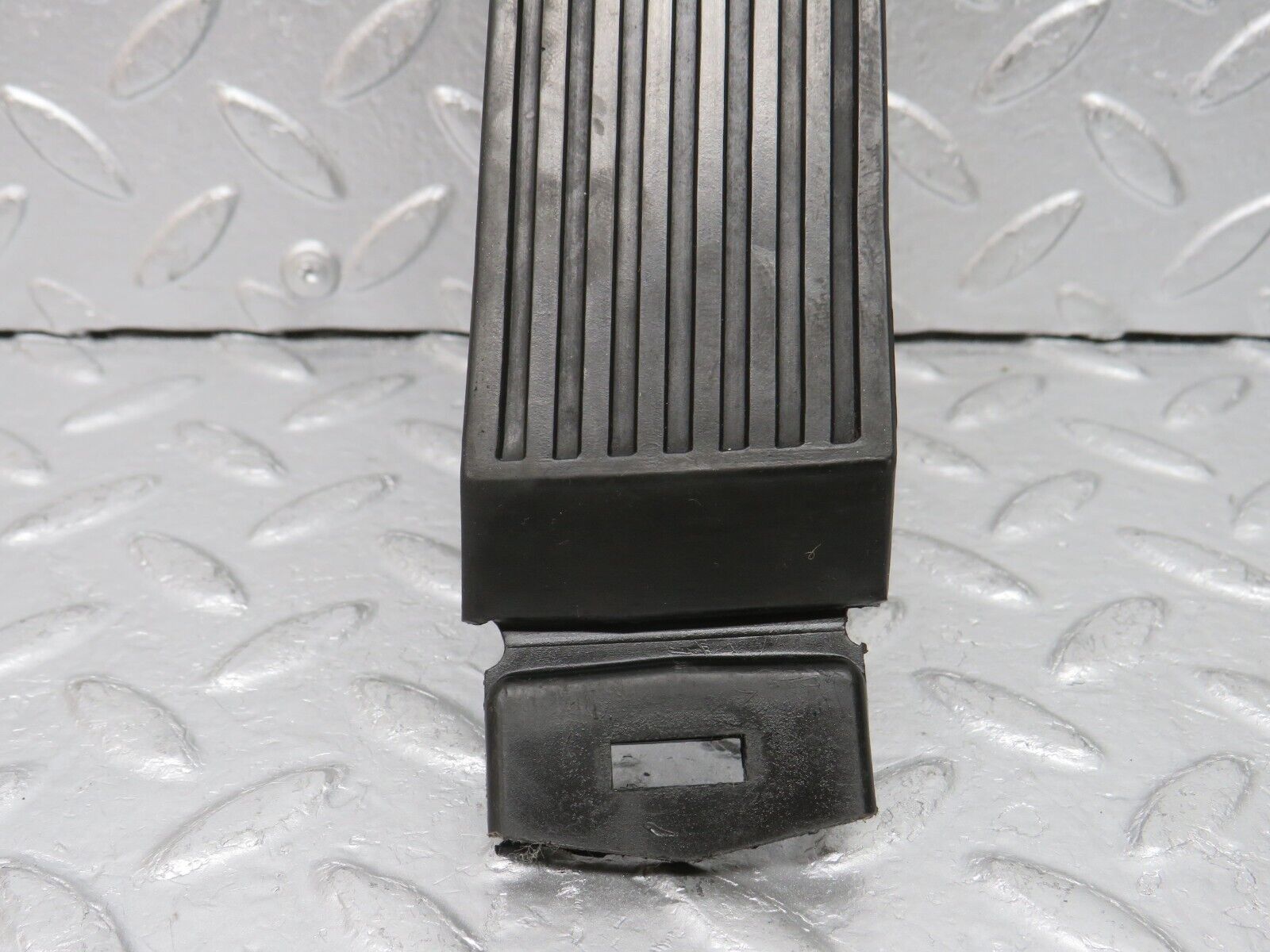 33148 Mercedes-Benz W124 Accelerator Pedal With Rubber 1263000504 1233010082
