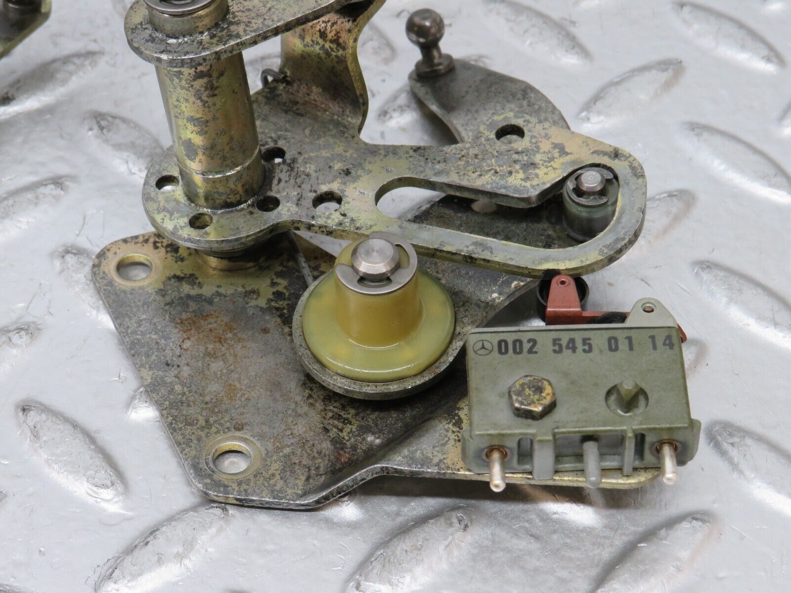 27413 Mercedes-Benz W123 280E Throttle Linkage 0025450114