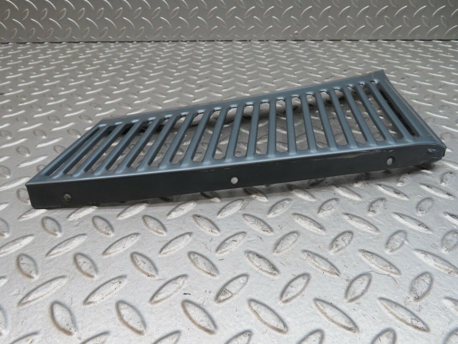 13920 Mercedes-Benz C107 280SLC Air Intake Grill Left Side