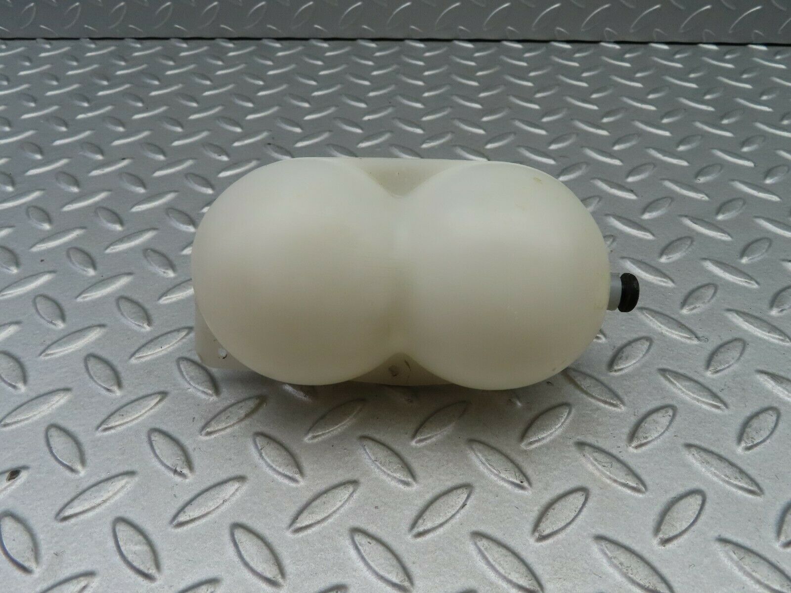 5885 Mercedes-Benz W123 200 Vacuum Reservoir