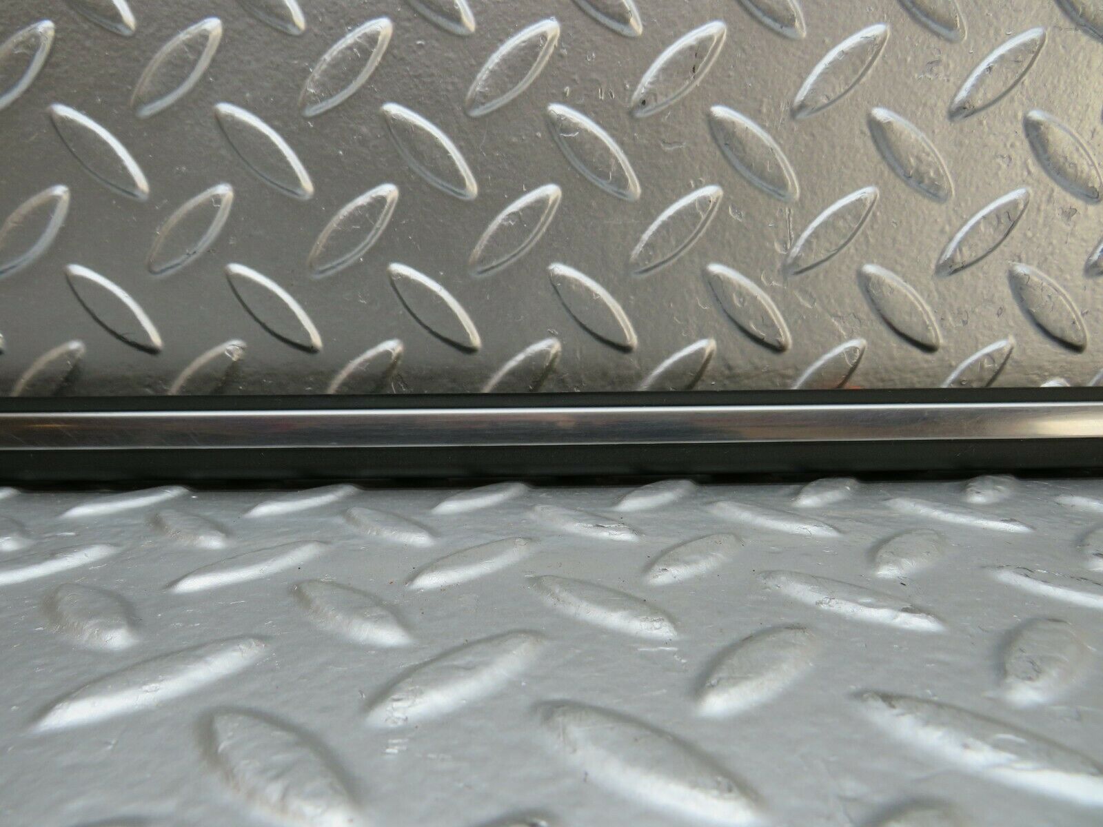 24008 Mercedes-Benz W123 280E Front Left Door Centre Moulding Trim