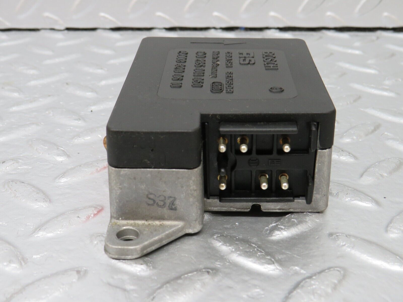 34068 Mercedes-Benz W124 260E Crash Sensor 0038200610 0285001050