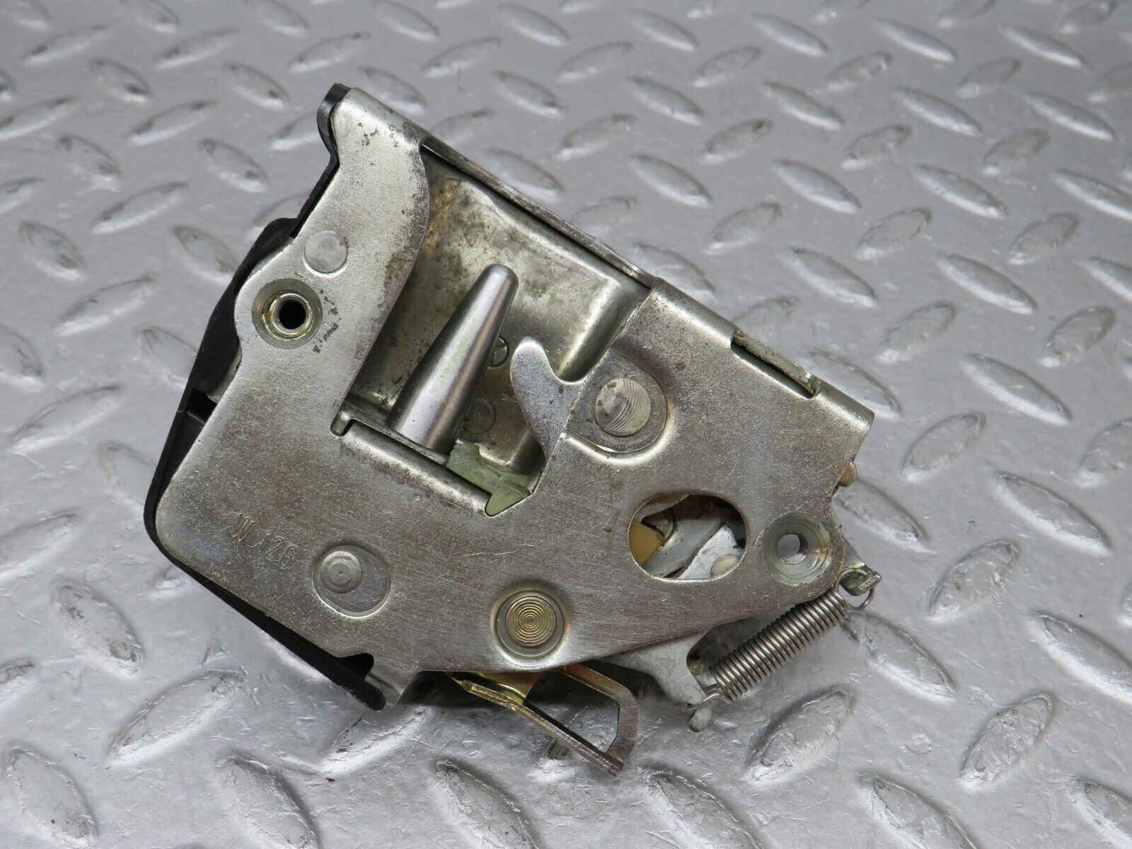 36042 Mercedes-Benz W126 420SE Front Left Door Lock Mechanism 1237230108