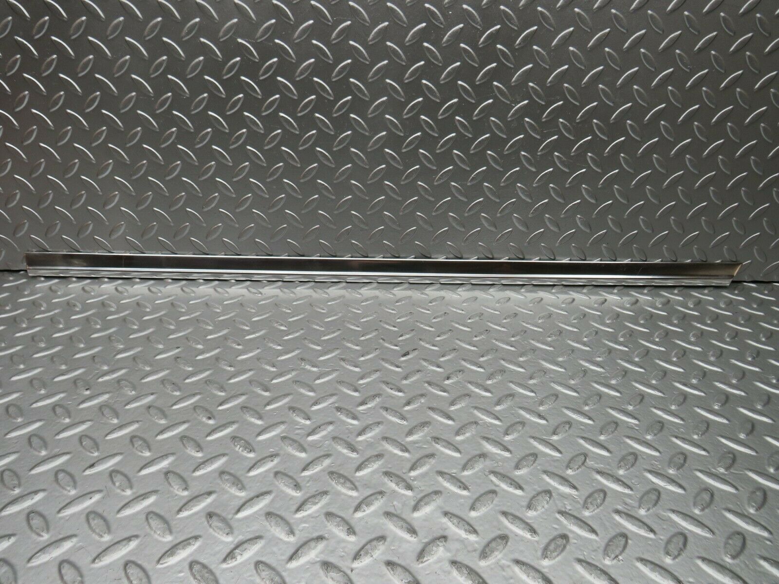 22738 Mercedes-Benz C107 450SLC Coupe Left Door Chrome Trim