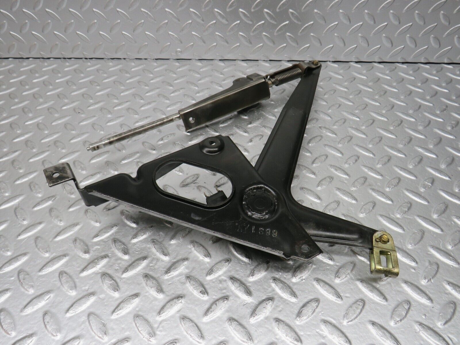 31101 Mercedes-Benz W123 200D Handbrake Regulator