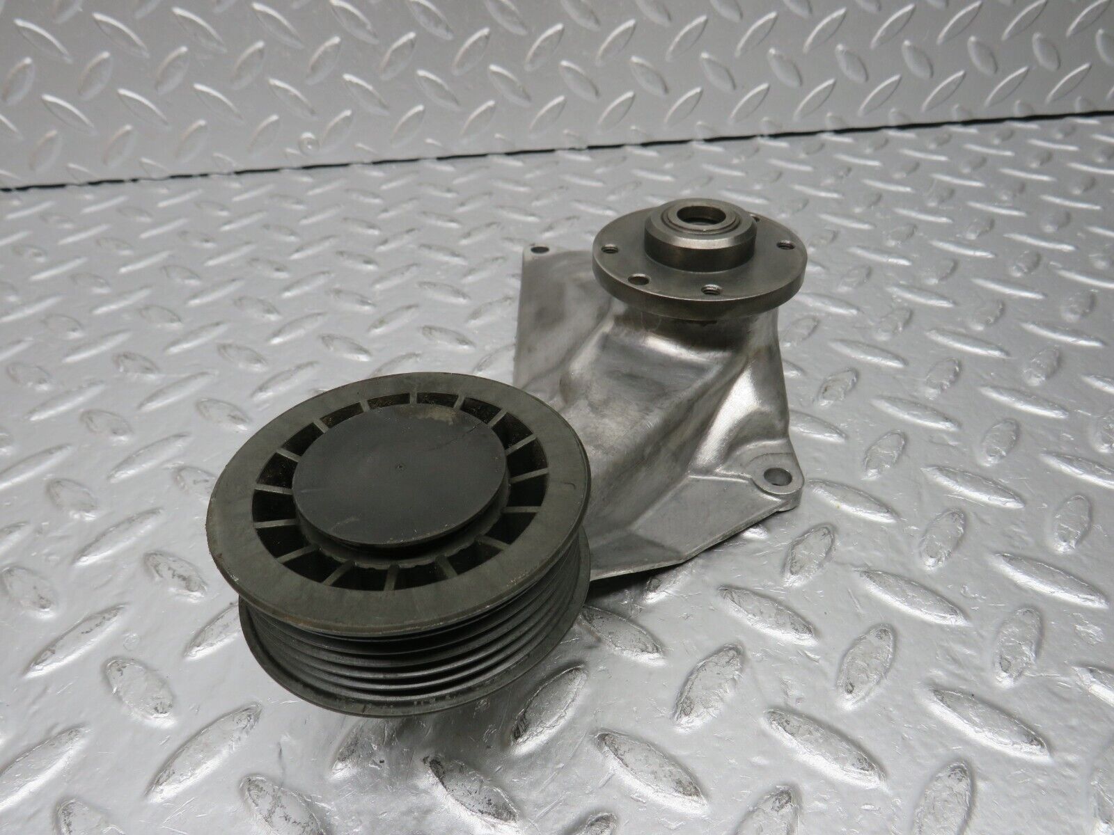 32626 Mercedes-Benz S124 300TE Engine Cooling Fan Clutch Bracket 1032050805