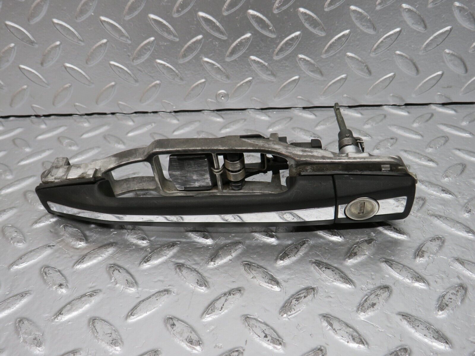 31514 Mercedes-Benz S124 220TE Front Left Exterior Door Handle No Key