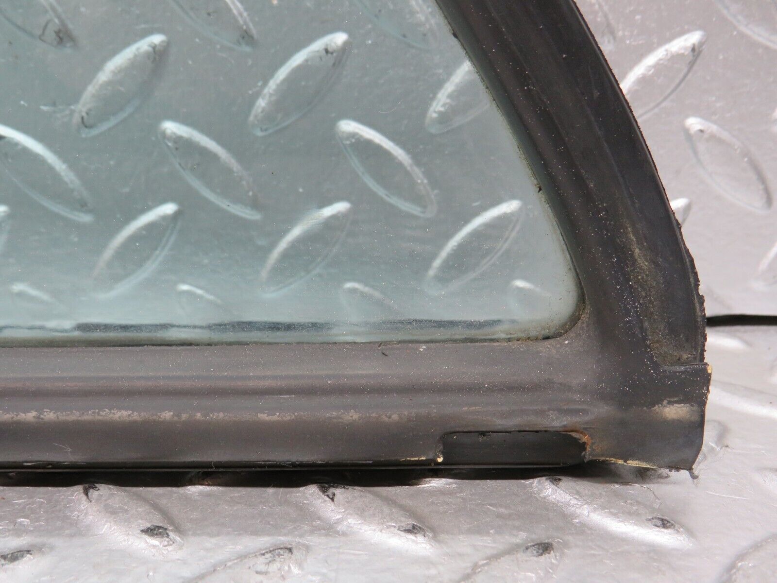 28858 Mercedes-Benz W123 230E Rear Left Quarter Window Glass 1237350124