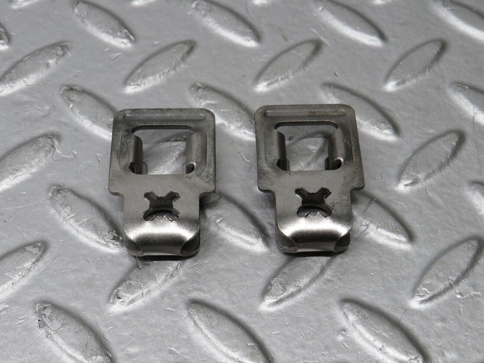 39031 Mercedes-Benz W201 190E 2.6L Fuel Injector Bracket 2x