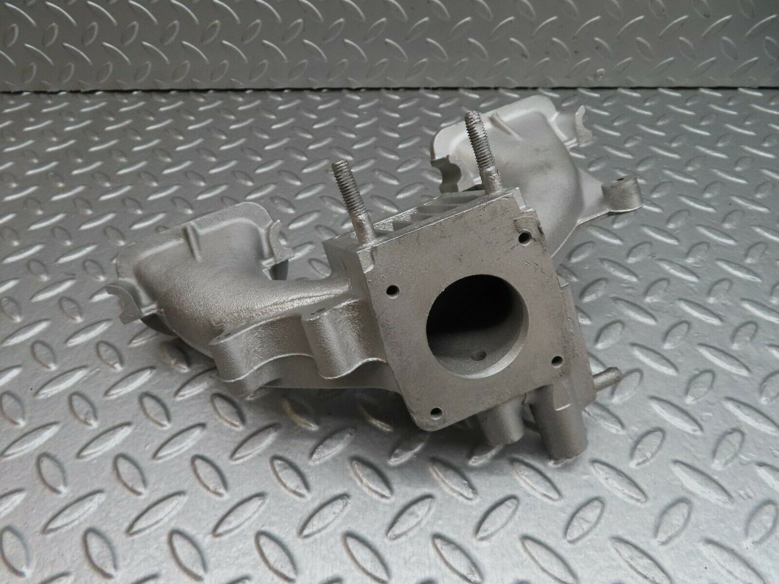 17995 Mercedes-Benz W123 200 Intake Manifold