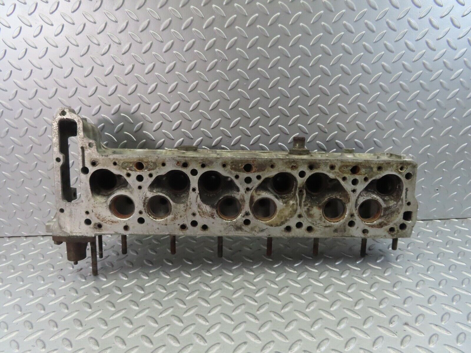 8672 Mercedes-Benz W123 250 Cylinder Head 1230160301