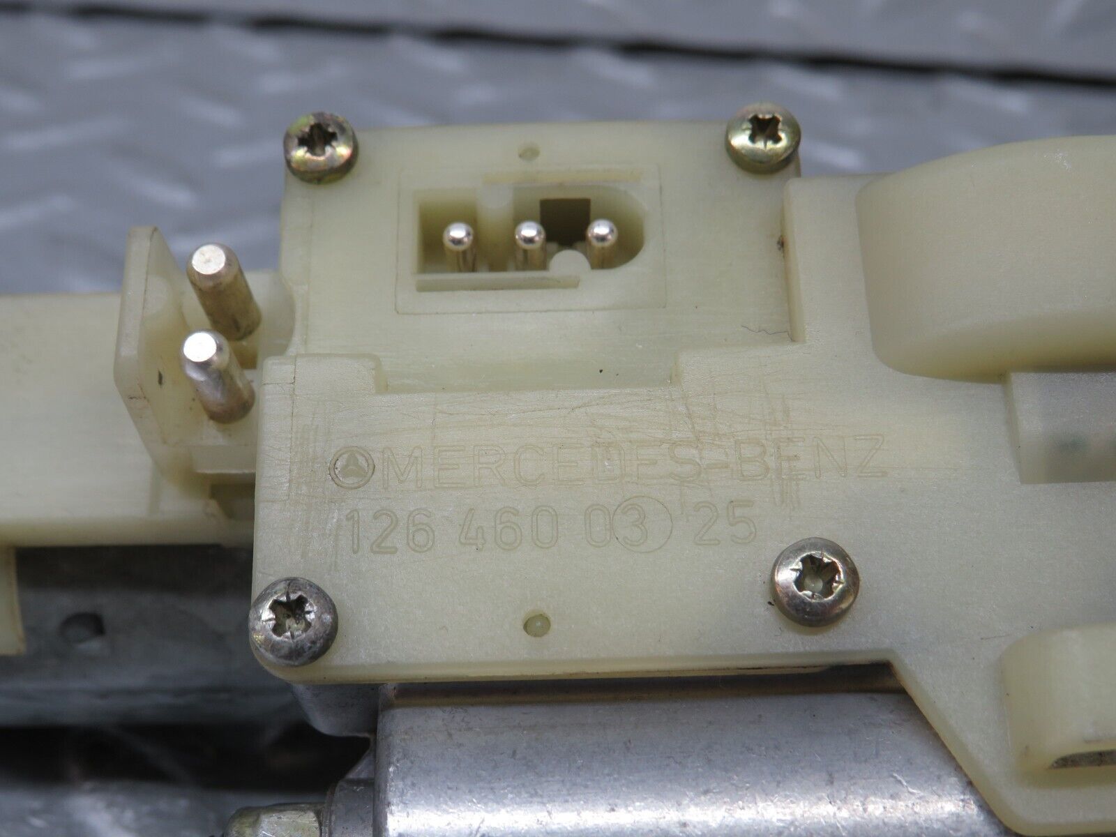 37989 Mercedes-Benz A124 320E Cabriolet Steering Column Adjustment Motor 1264600325