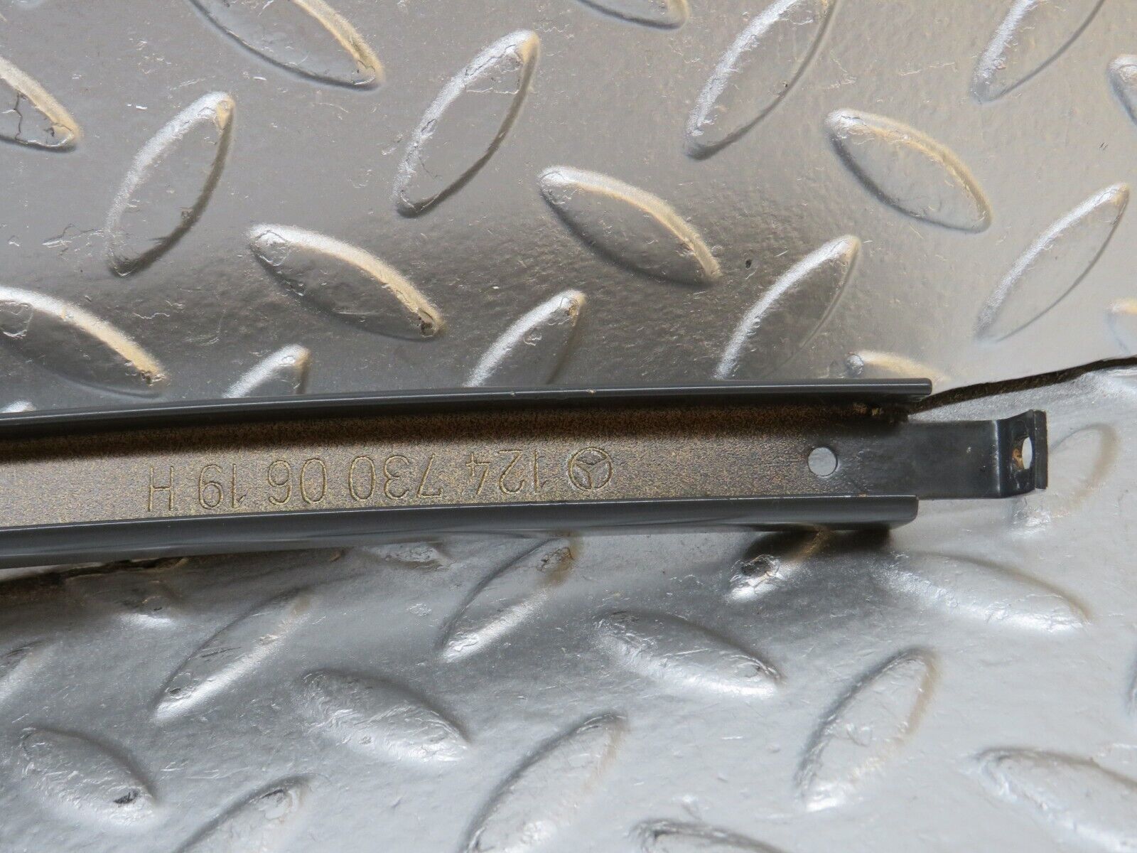 32314 Mercedes-Benz S124 300TE Wagon Rear Right Door Window Channel