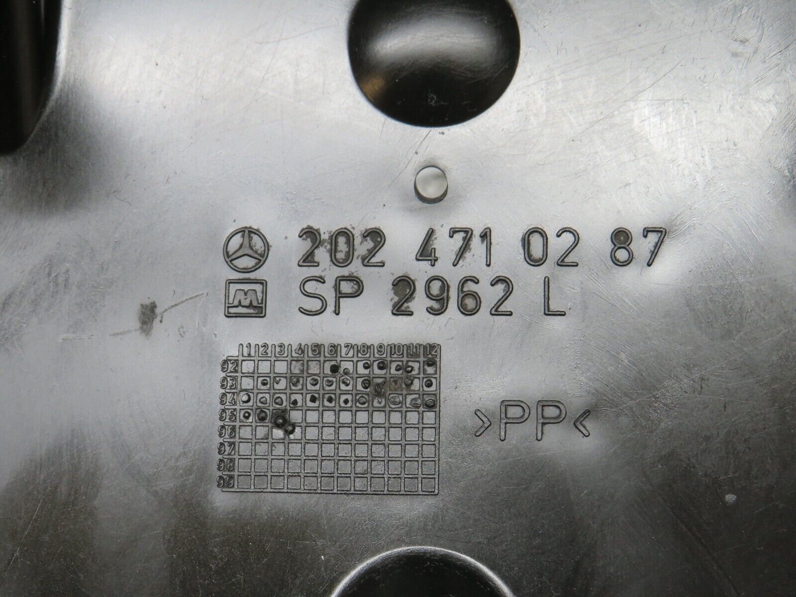 33398 Mercedes-Benz W202 C180 Fuel Tank Plastic Cover 2024710287