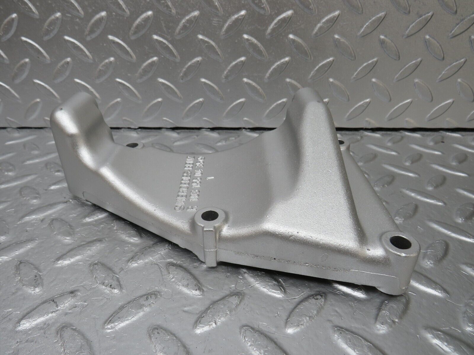 34686 Mercedes-Benz W124 260E Alternator Generator Mount Bracket 1031550435