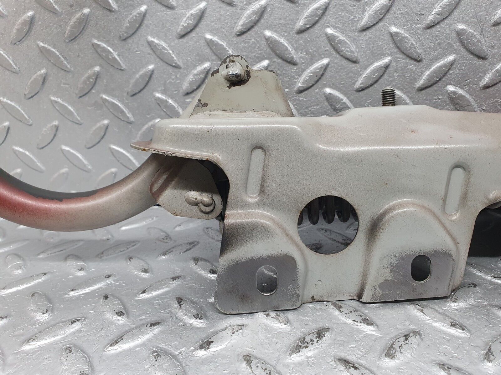 41192 Mercedes-Benz W126 300SE Trunk Hinge Right Side