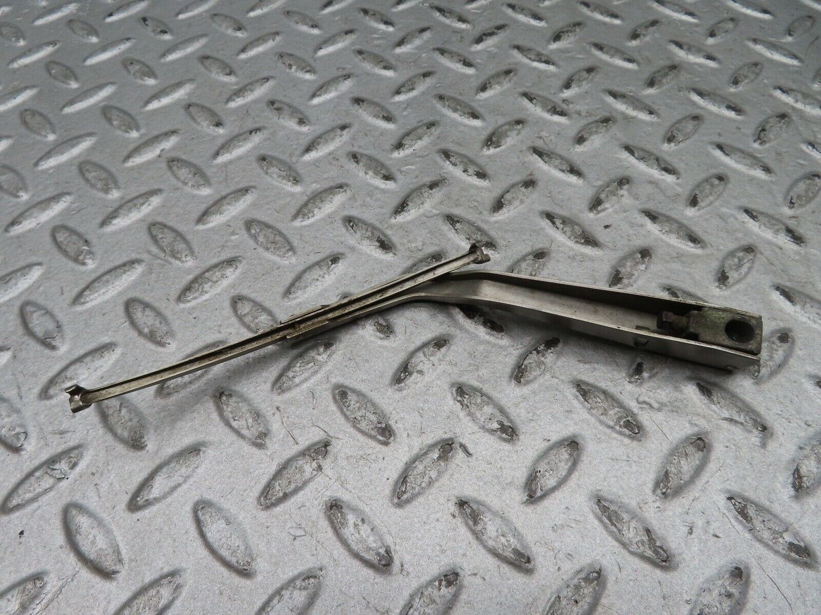 17874 Mercedes-Benz W116 450SEL Headlight Wiper Arm Left