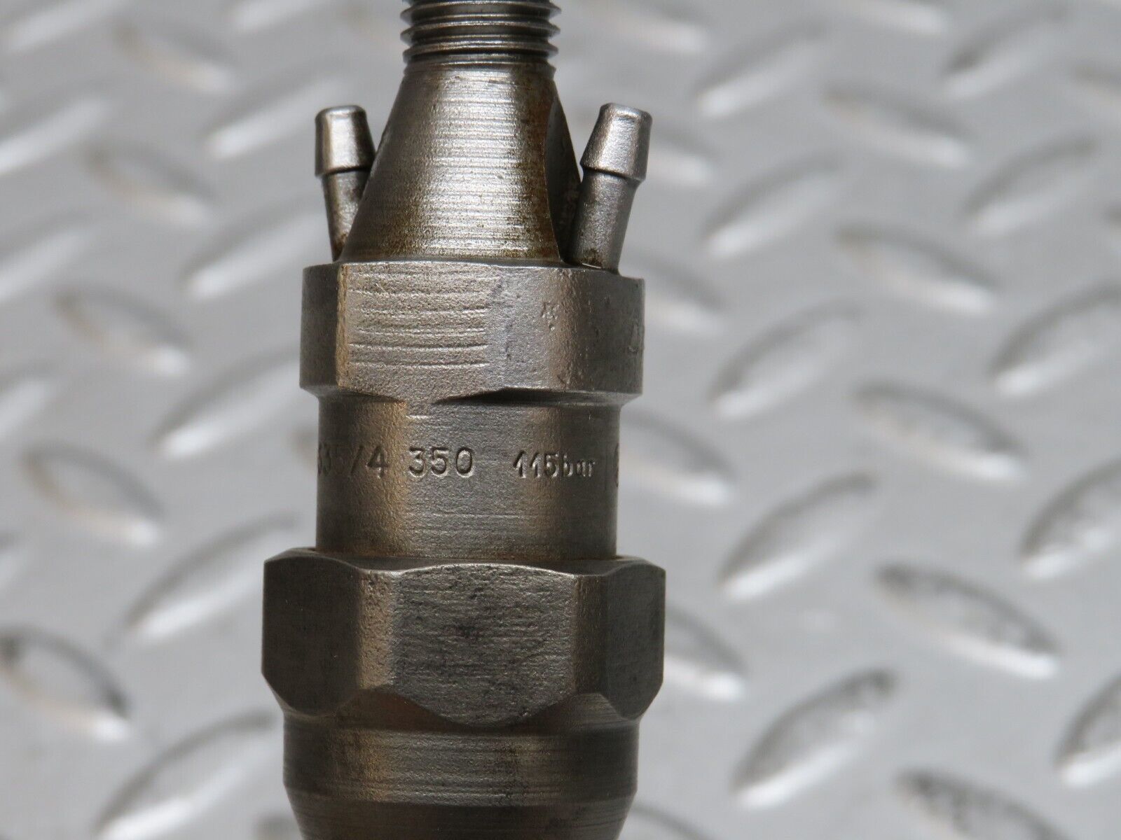 28504 Mercedes-Benz S123 240D Wagon Fuel Injector Bosch KCA30S35/4