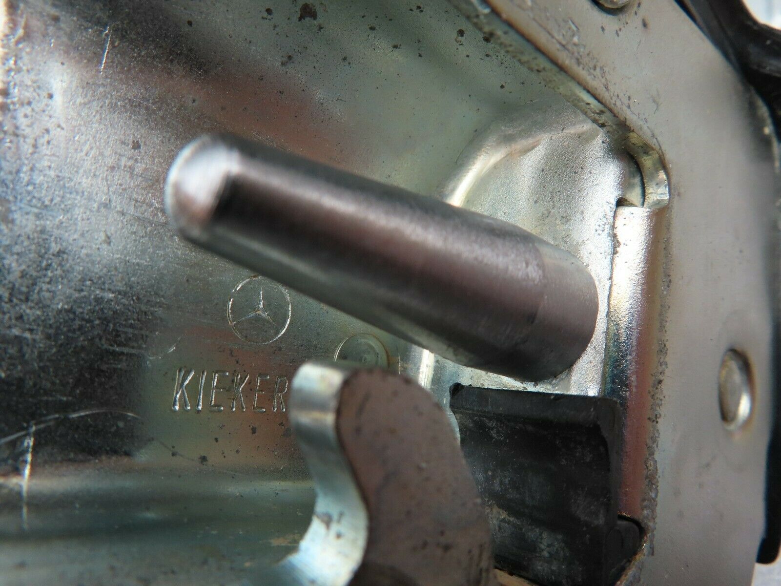 3705 Mercedes-Benz S123 200T Wagon Rear Right Door Lock Mechanism 1237330208