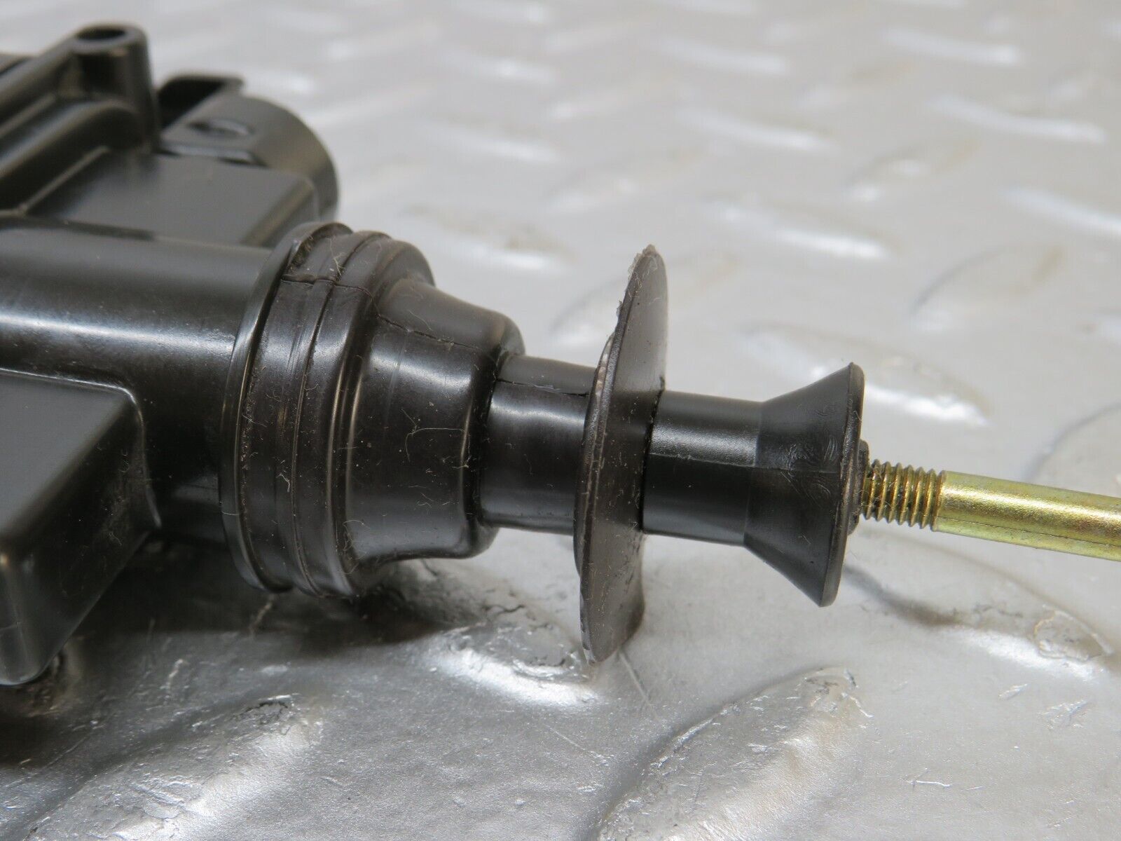 33903 Mercedes-Benz W124 260E Door Lock Vacuum Actuator Front Left