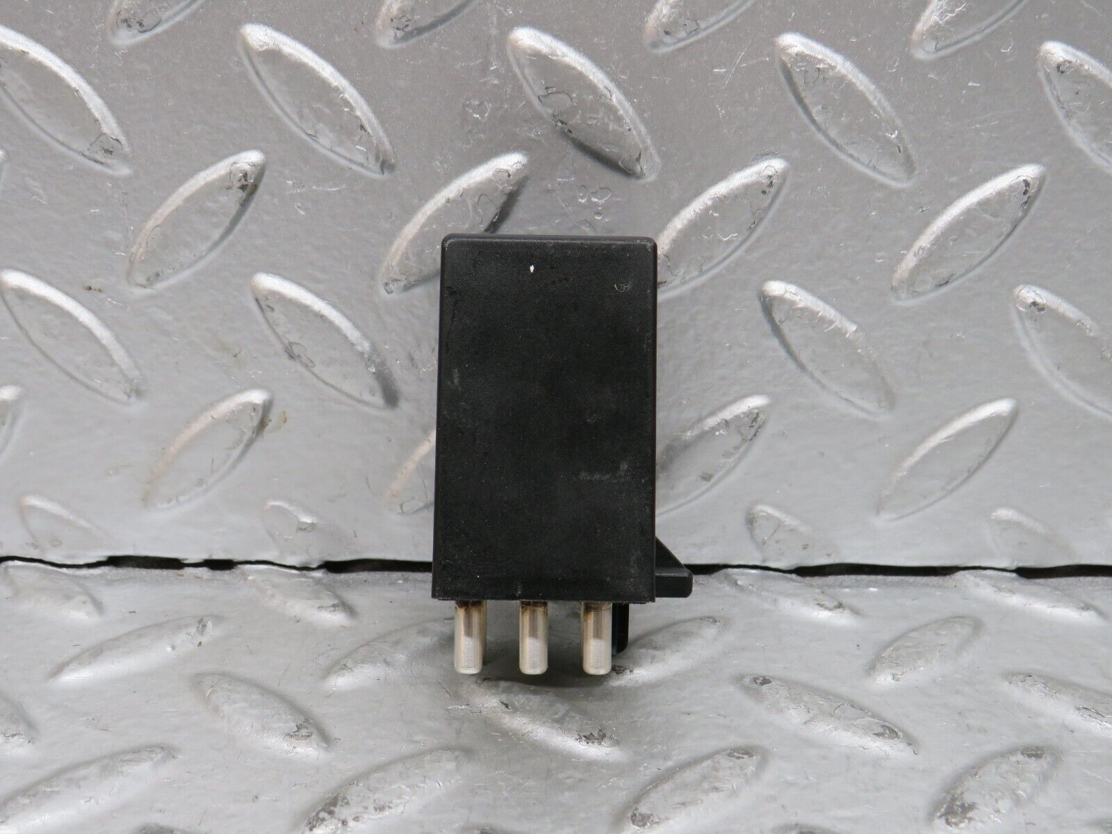 28316 Mercedes-Benz S123 240D Wagon Intermittent Wiper Relay 0008210863