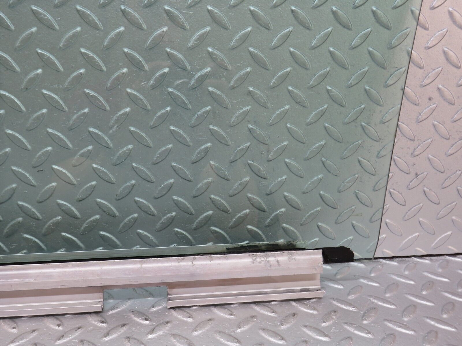 36038 Mercedes-Benz W126 420SE Front Right Door Window Glass