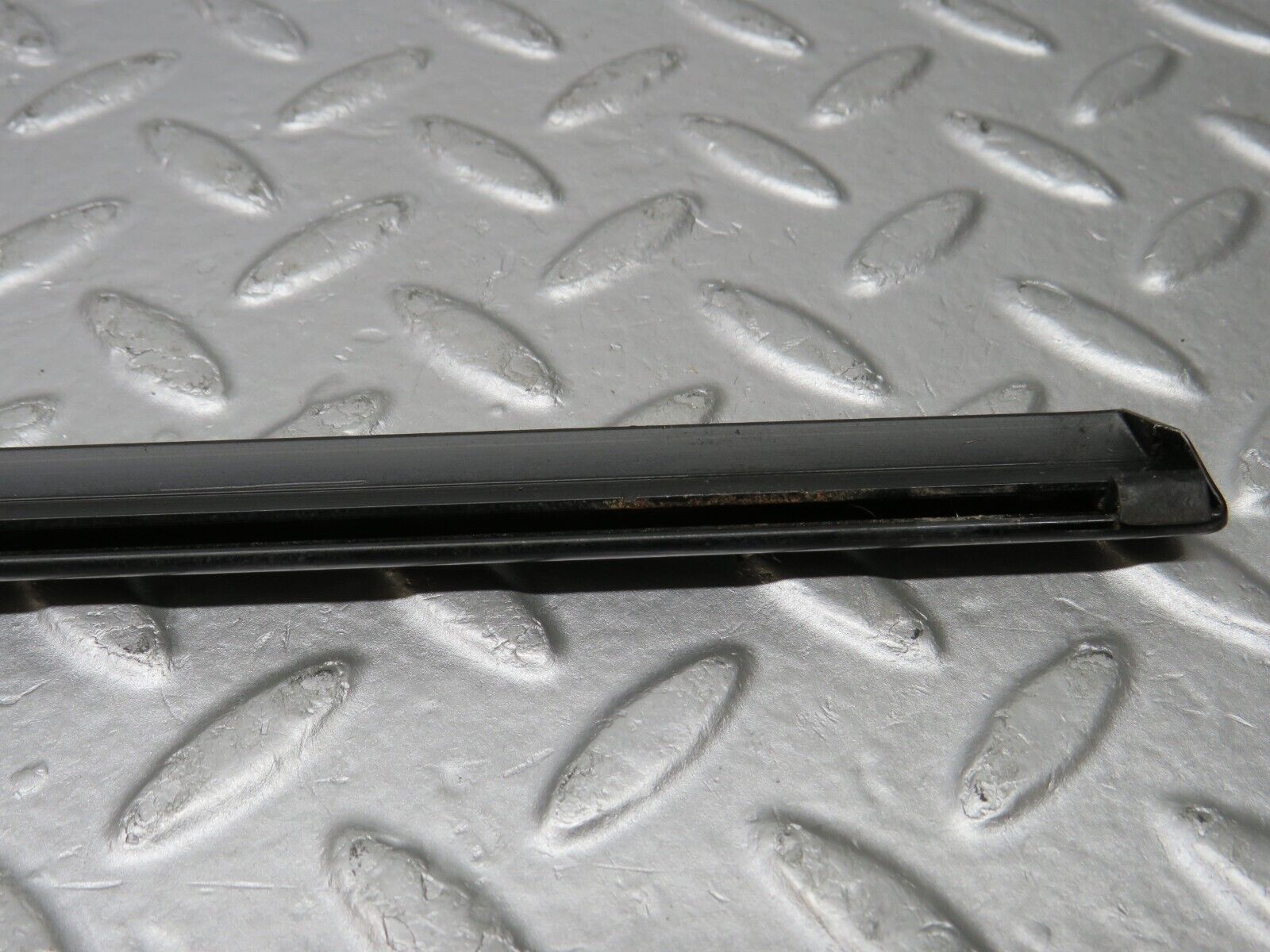 39653 Mercedes-Benz R129 320SL Coupe Right Door Window Moulding Trim