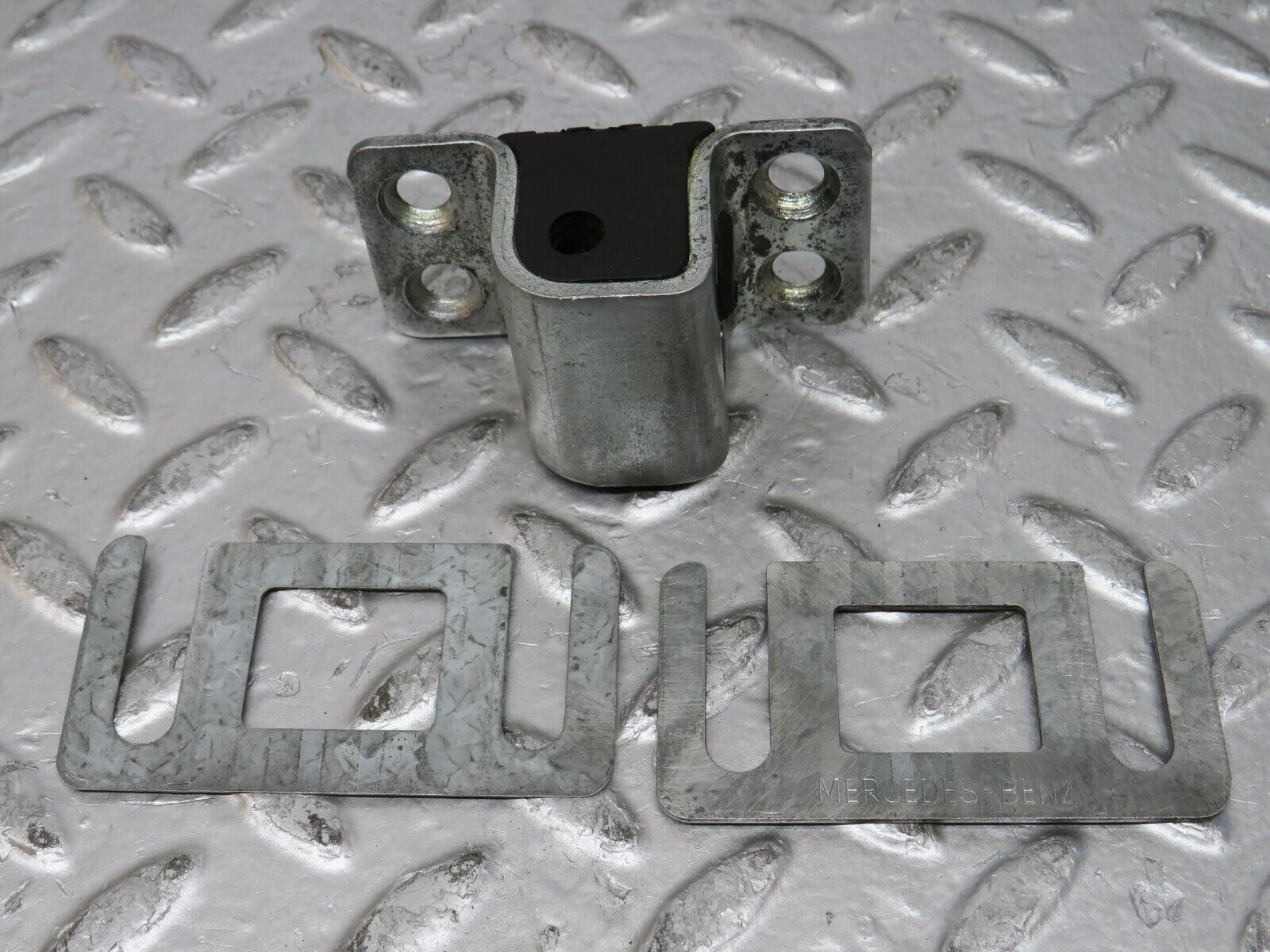 26805 Mercedes-Benz W123 240D Door Lock Latch Front Right Side